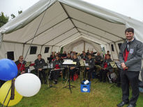 Musikverein Haunequelle spielt im Zelt - vor dem Dauerregen geschützt